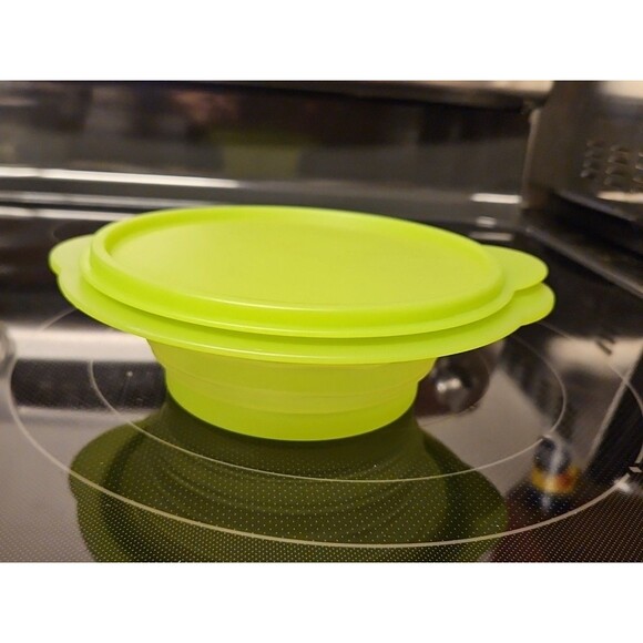 Tupperware 3 Cup Collapsible Green Dish 5452A With Lid - Picture 2 of 10